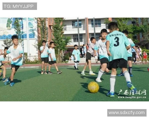 足球明星与孩子们的温馨瞬间高清图片分享