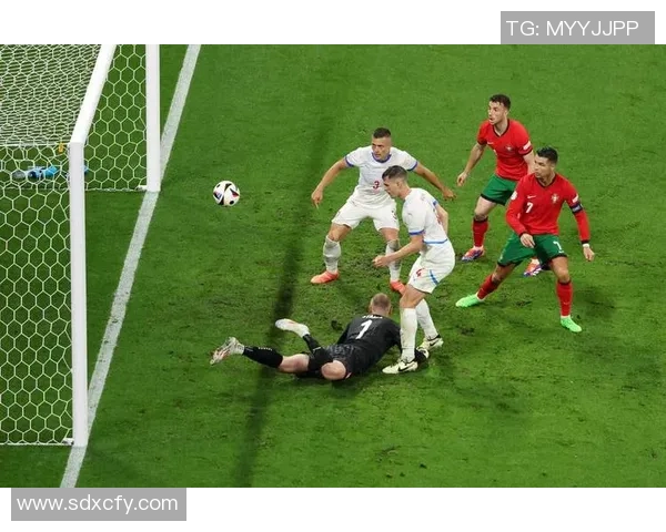 足球明星意外被扒裤现场曝光引发球迷热议与媒体关注