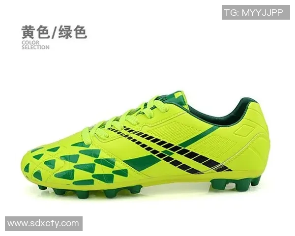 足球明星高级磨砂黑鞋款展现运动魅力与时尚风范的完美结合